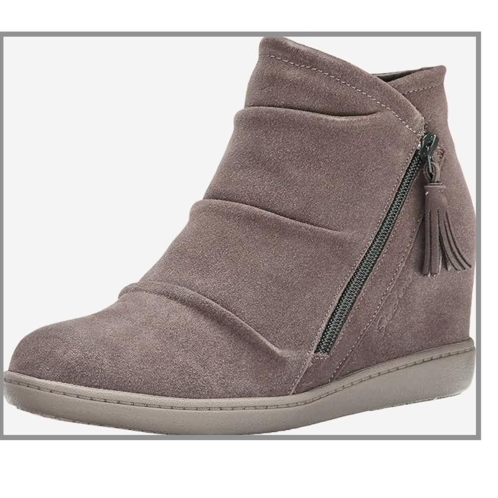 Skechers Women's Plus 3-High and Mighty Boot 9.5 taupe suede
